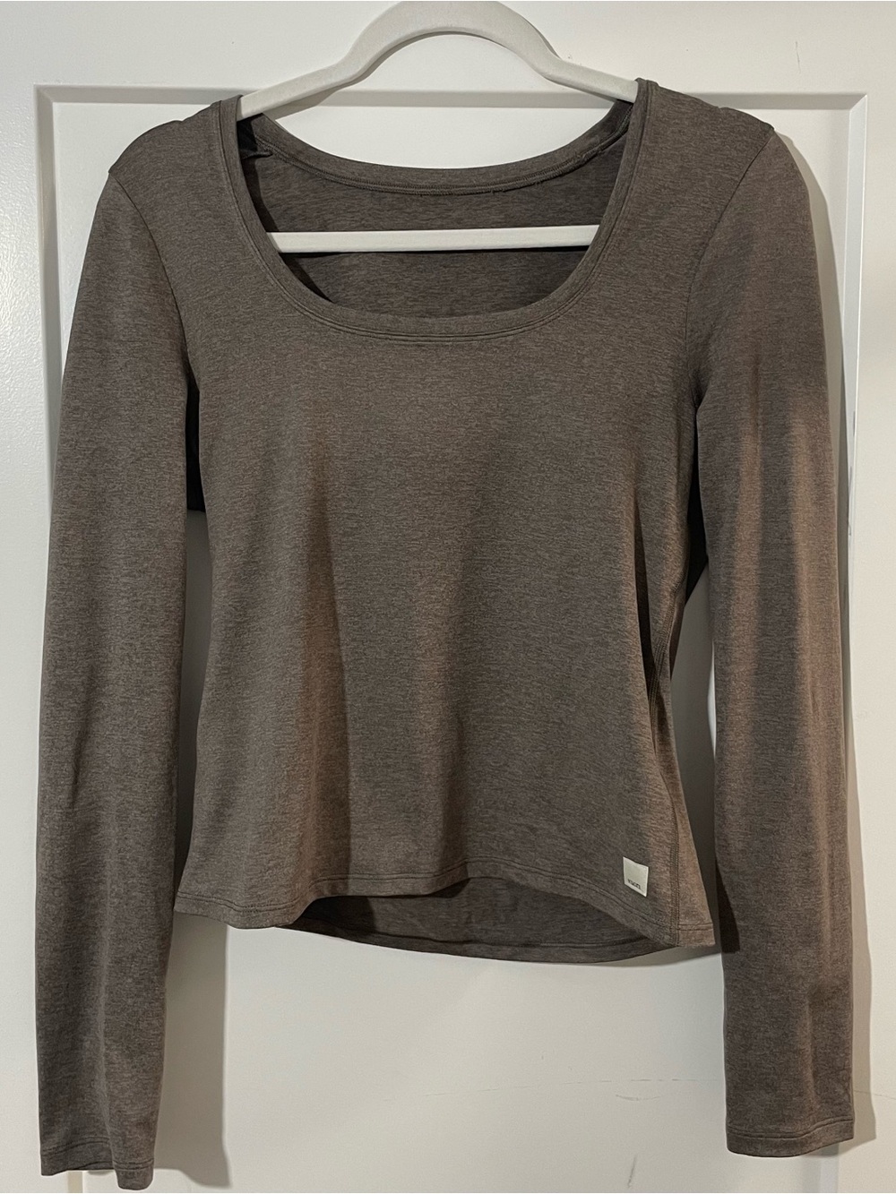 Vuori Long Sleeve Halo Essential Scoop - Taupe